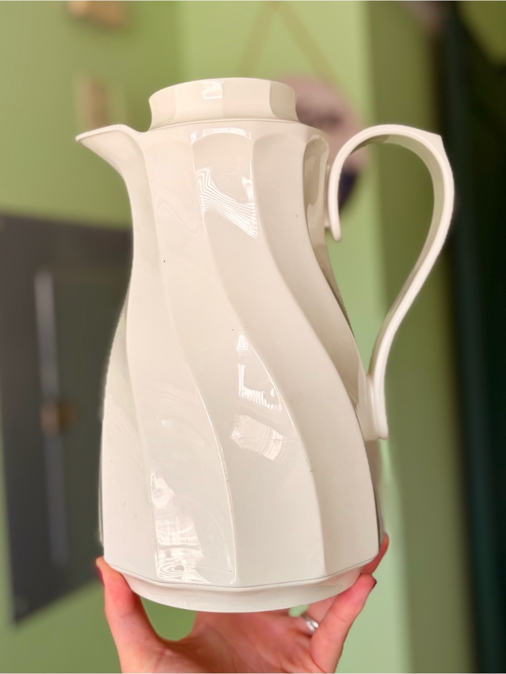 White Thermos Spiral Theme Plastic Kitchenware Beverage Keeper